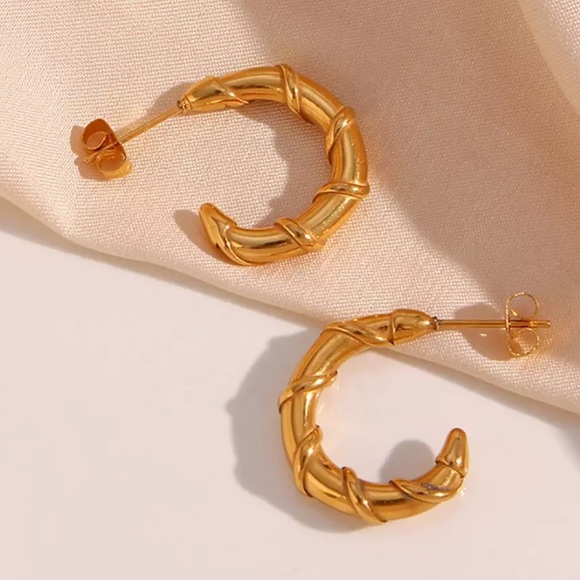 New 18K Gold Bamboo Shape Hoop Earrings, wonderful Earrings, wow Earrings - Picture 4 of 8
